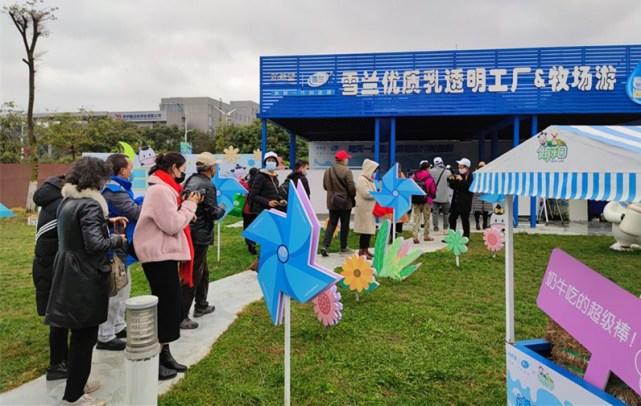 国家食品安全示范城市系列主题活动之一,通过市民参观乳制品生产线