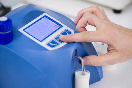 现代设备上乳制品的分析和测试. 奶厂测试实验室照片